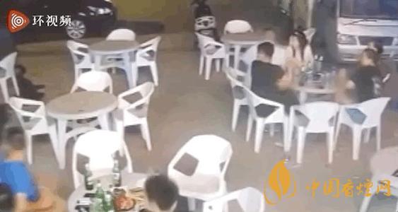 警方通報(bào)小車沖過夜市撞飛數(shù)人 這一幕太驚險(xiǎn)了！