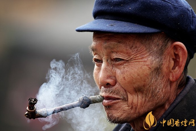 旱煙和煙卷哪個(gè)危害大，旱煙袋很有講究