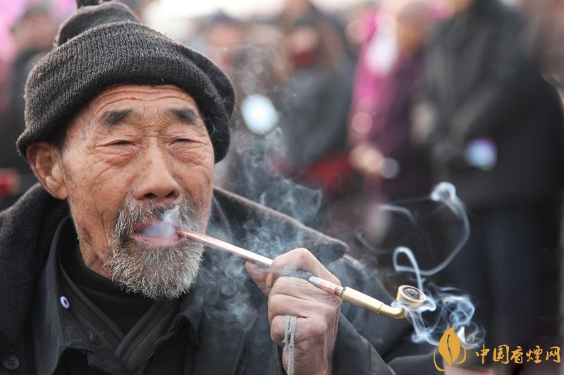旱煙和煙卷哪個(gè)危害大，旱煙袋很有講究
