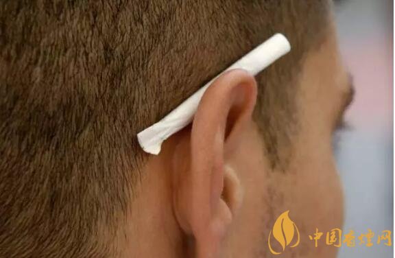 香煙夾耳朵上是怎么來的，耳夾煙是男人的專利